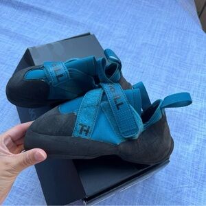 Moving sale** So iLL - Free Range Pro rock climbing shoe in Blue Spruce